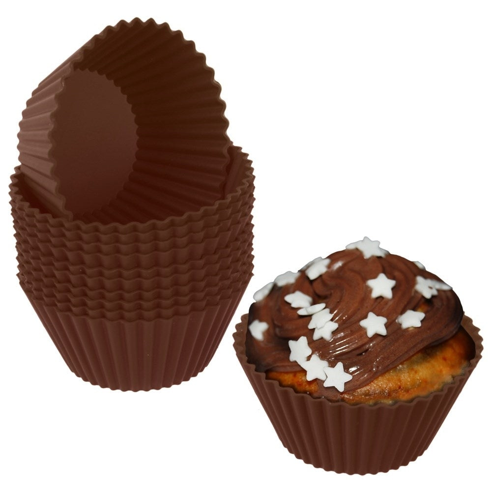 Moldeadores de magdalenas marrones apilados y un muffin de chocolate.