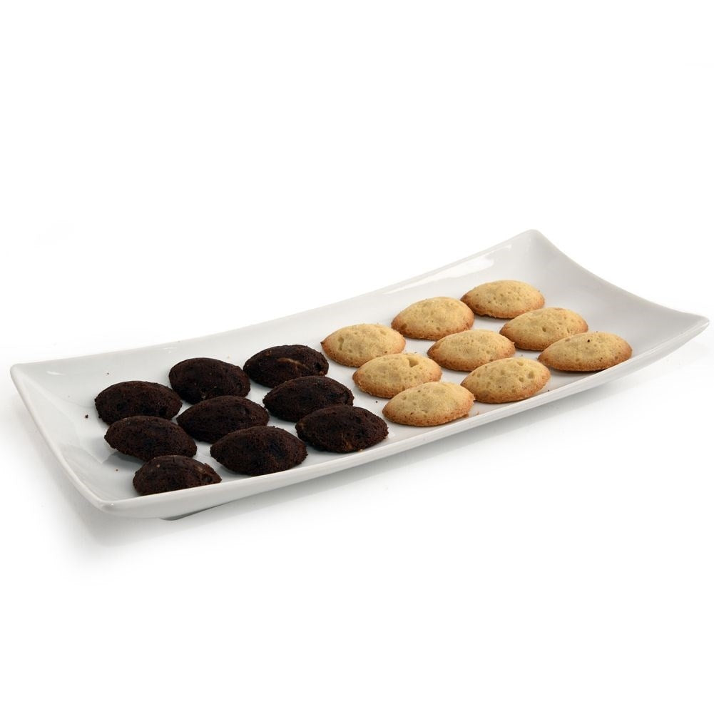 Una bandeja blanca rectangular con dos filas de galletas. Galletas oscuras a la izquierda, claras a la derecha.