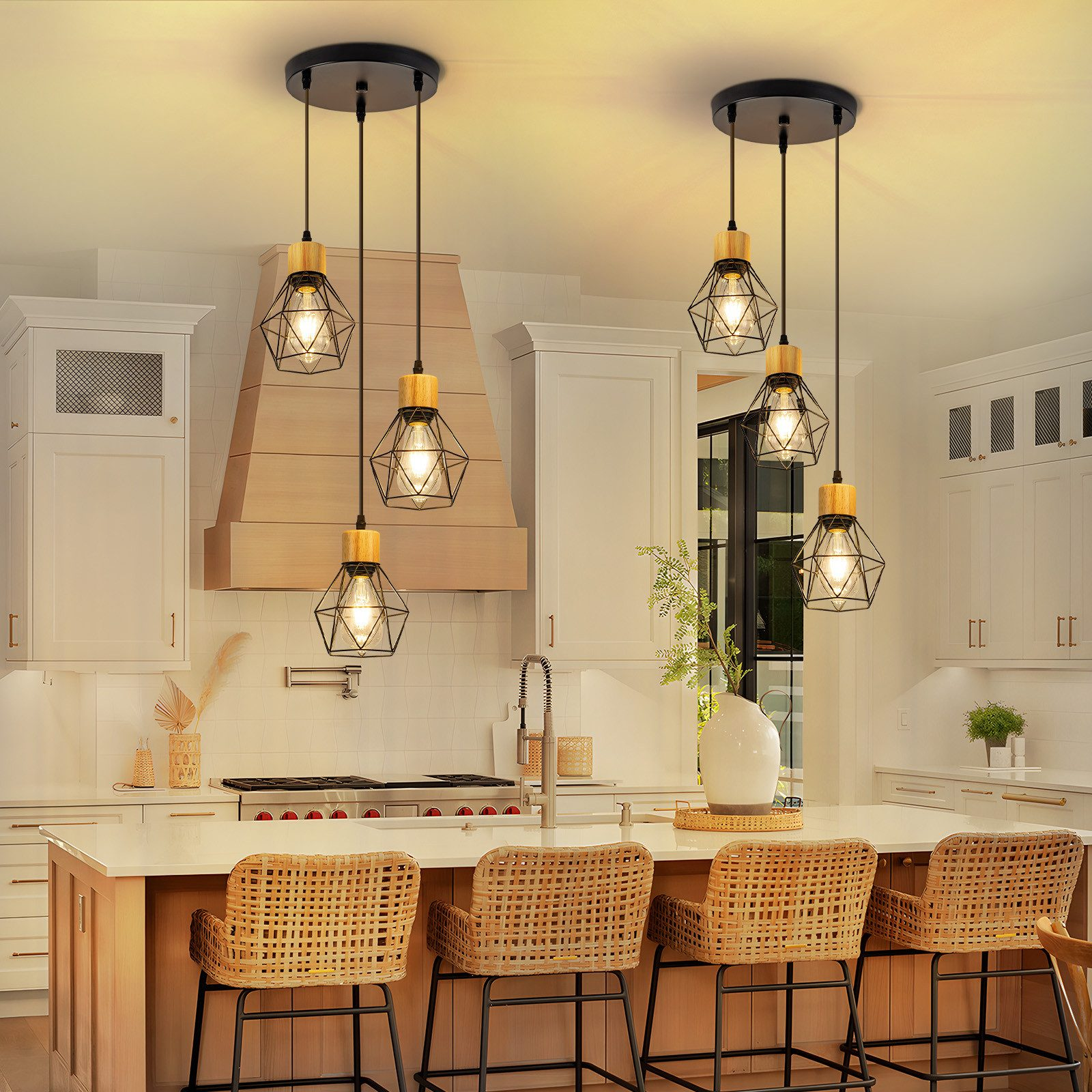 Isola della cucina con sei lampade a sospensione, accenti in legno e sgabelli in rattan.
