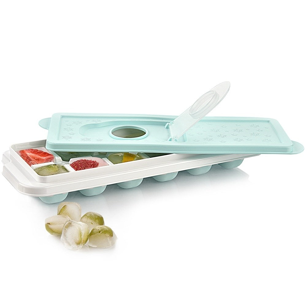 Molde para cubitos de hielo con fruta y cubitos de hielo al lado.