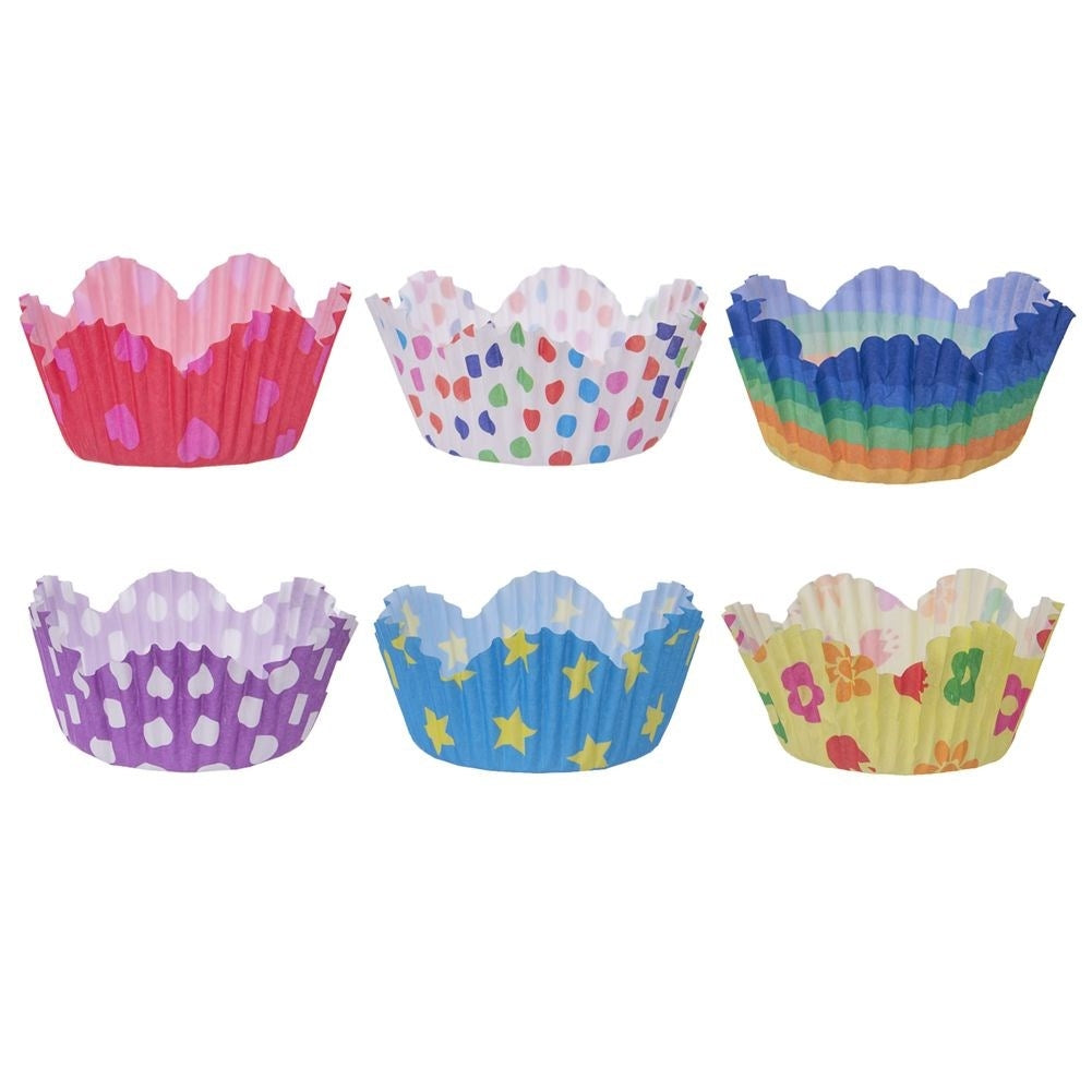 Seis capacillos de cupcake coloridos con patrones: corazones, puntos, rayas, estrellas.