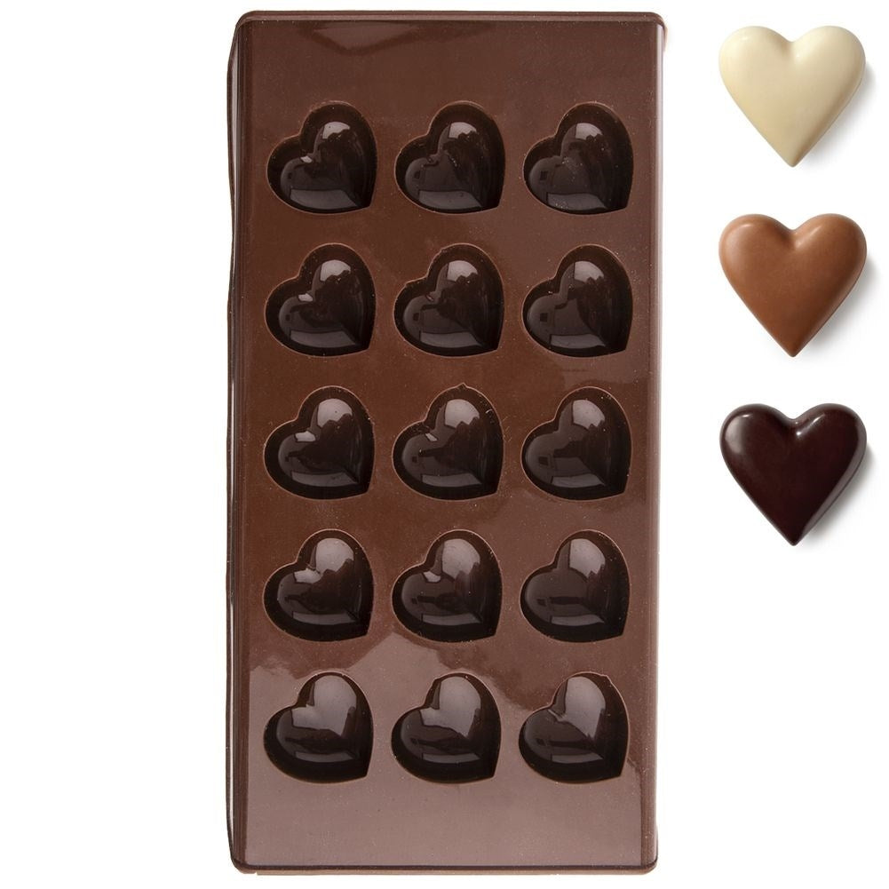 Molde de chocolate en forma de corazón marrón con 12 cavidades y tres corazones individuales al lado.