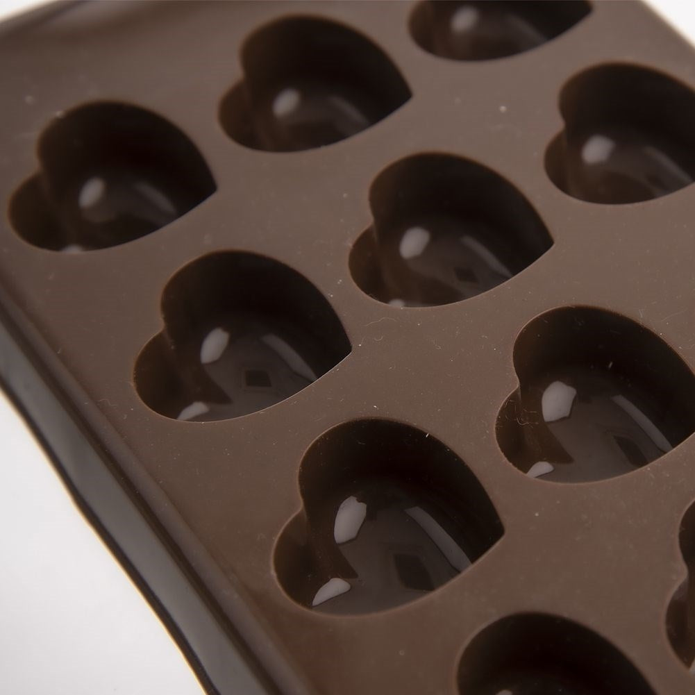 Molde de silicona marrón con huecos en forma de corazón para chocolates o cubitos de hielo.