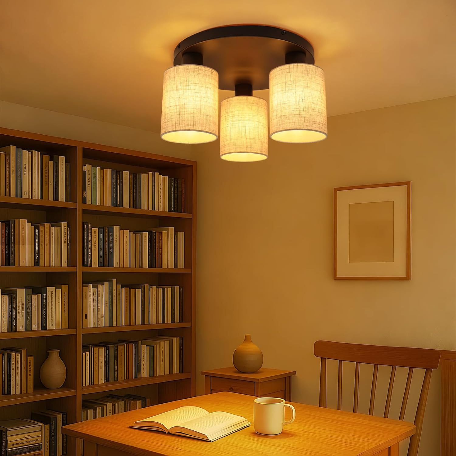 Una libreria, tavolo con libro e tazza, lampada e sedia.