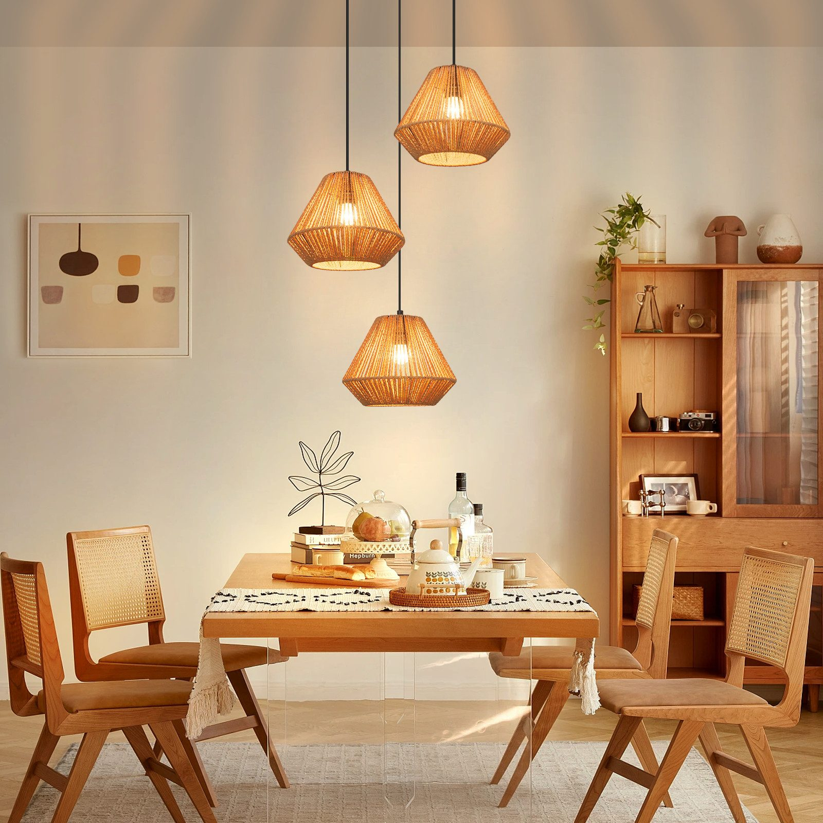 Sala da pranzo con tavolo in legno, sedie e lampade a sospensione.