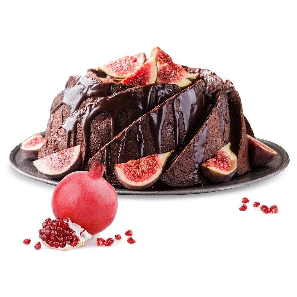 Pastel de chocolate glaseado, adornado con trozos de higo y granada.