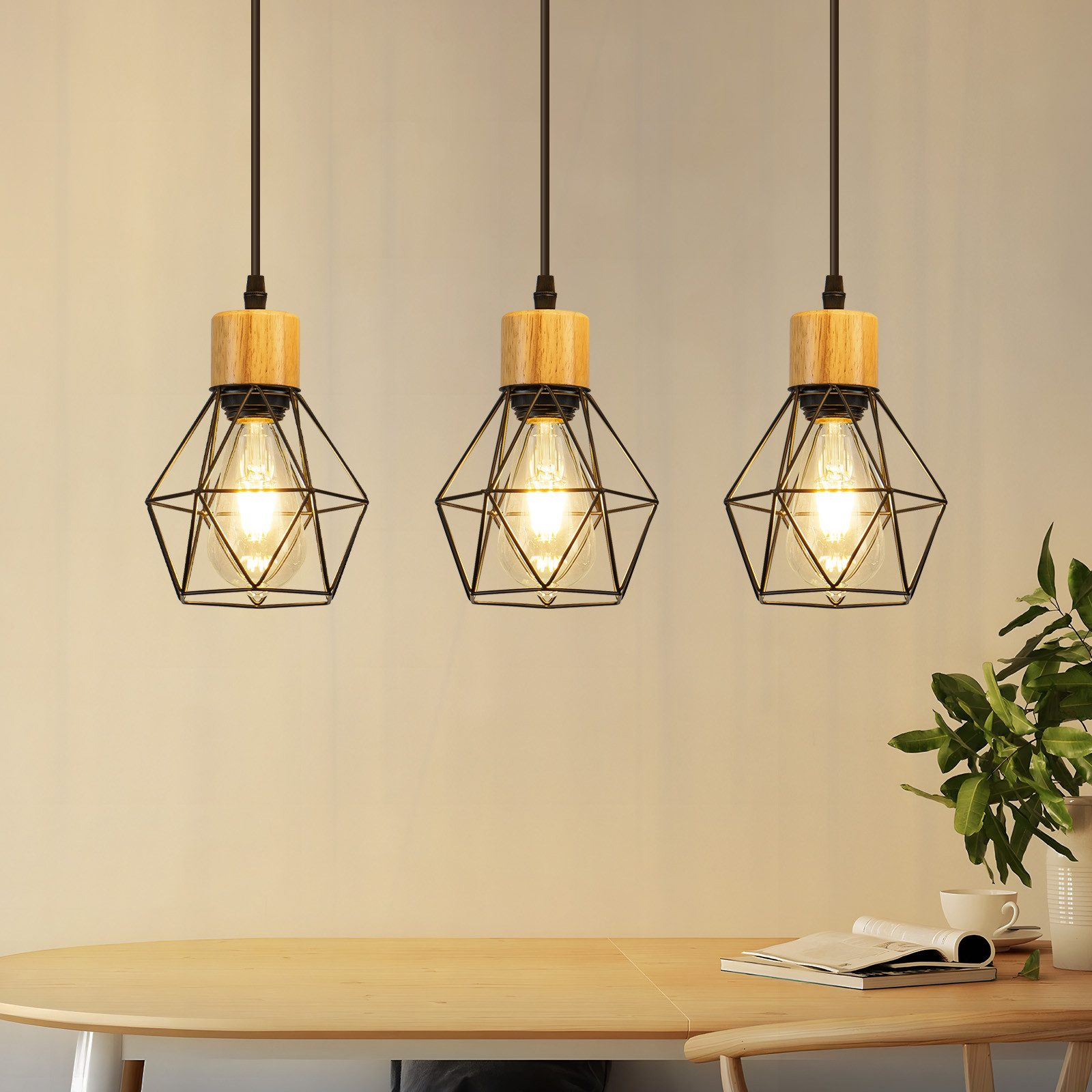 Tre lampade a sospensione con collare in legno e gabbie metalliche.