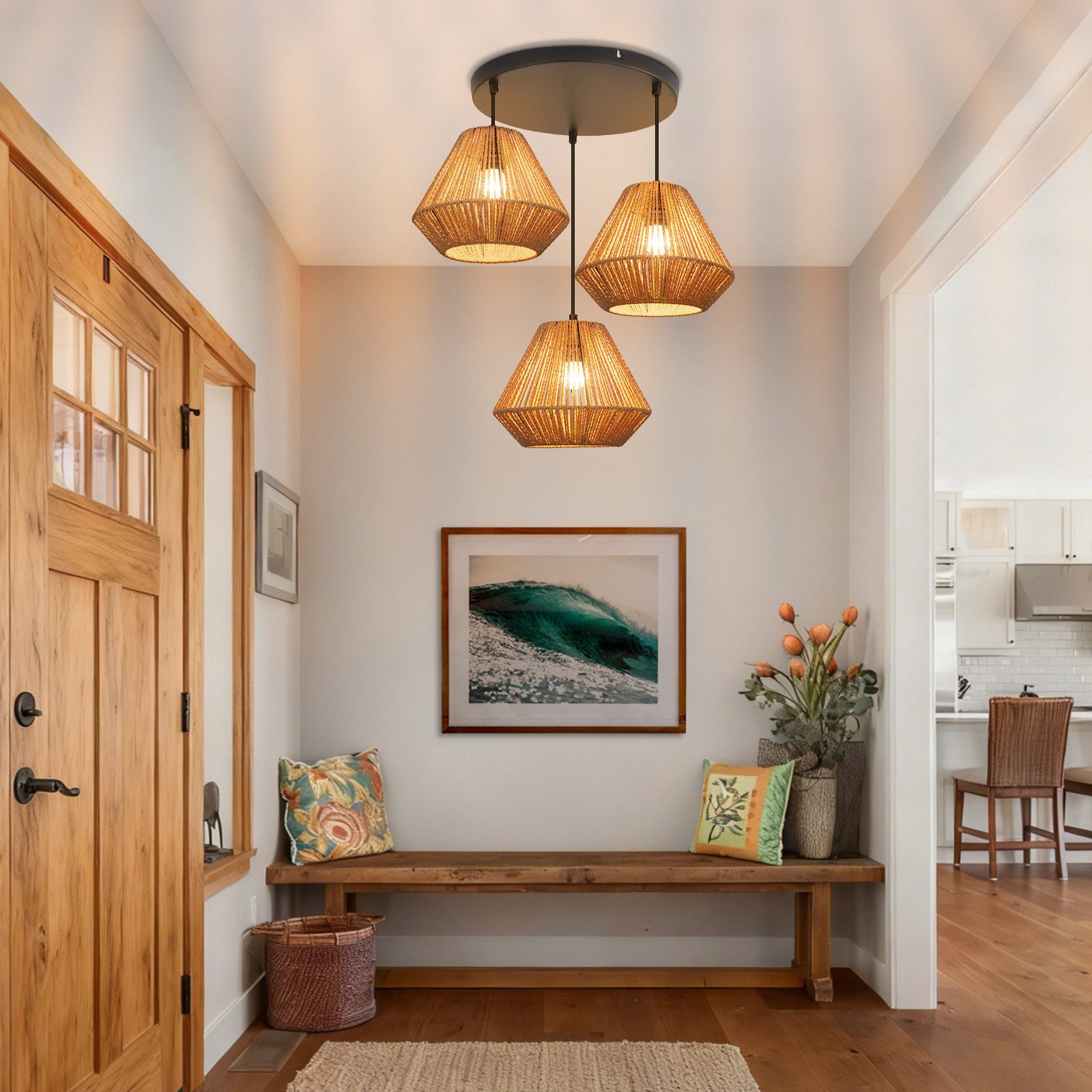 Corridoio in legno con panca, cesto, cuscini, quadro marino, fiori e lampada.
