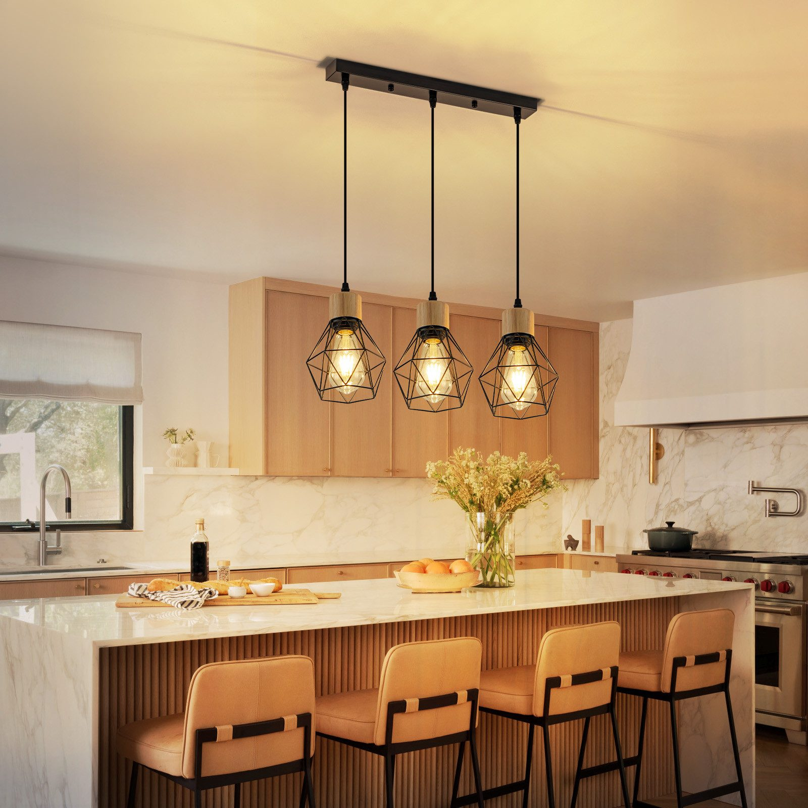 Cucina moderna con lampade a sospensione su un'isola con sgabelli.