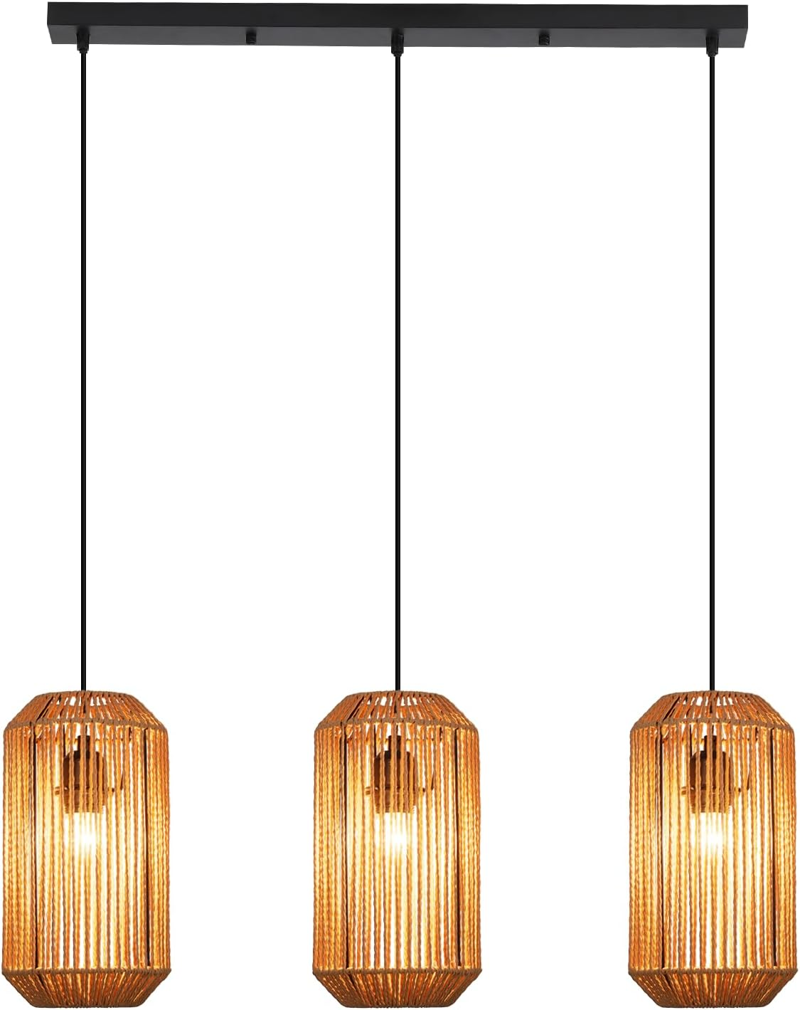 Lampada a sospensione con tre paralumi in corda intrecciata.