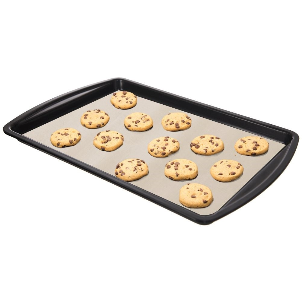Once galletas con chispas de chocolate en una bandeja para hornear.