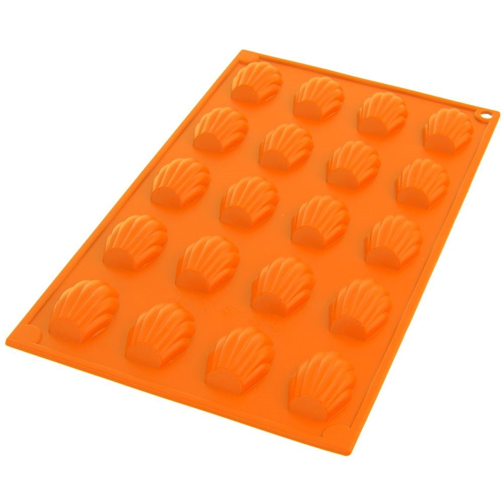 Un molde de silicona naranja con 15 hendiduras para madeleines.