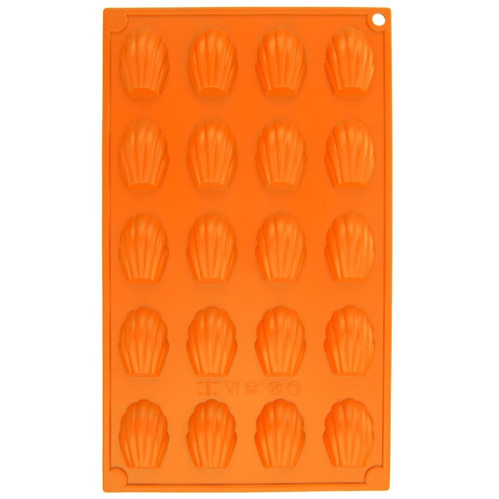 Un molde de silicona naranja con 16 cavidades en forma de concha para magdalenas.