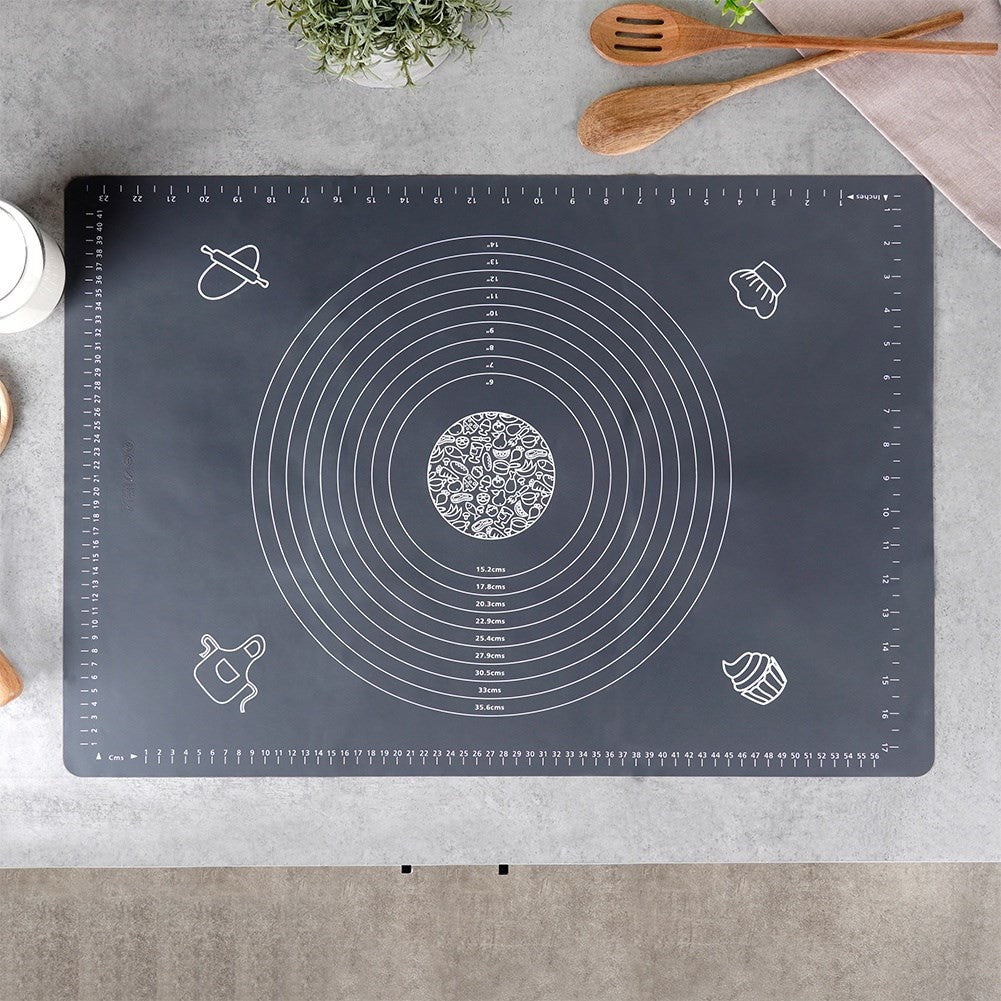 Tapete de cocina gris con círculos, medidas e iconos de utensilios.