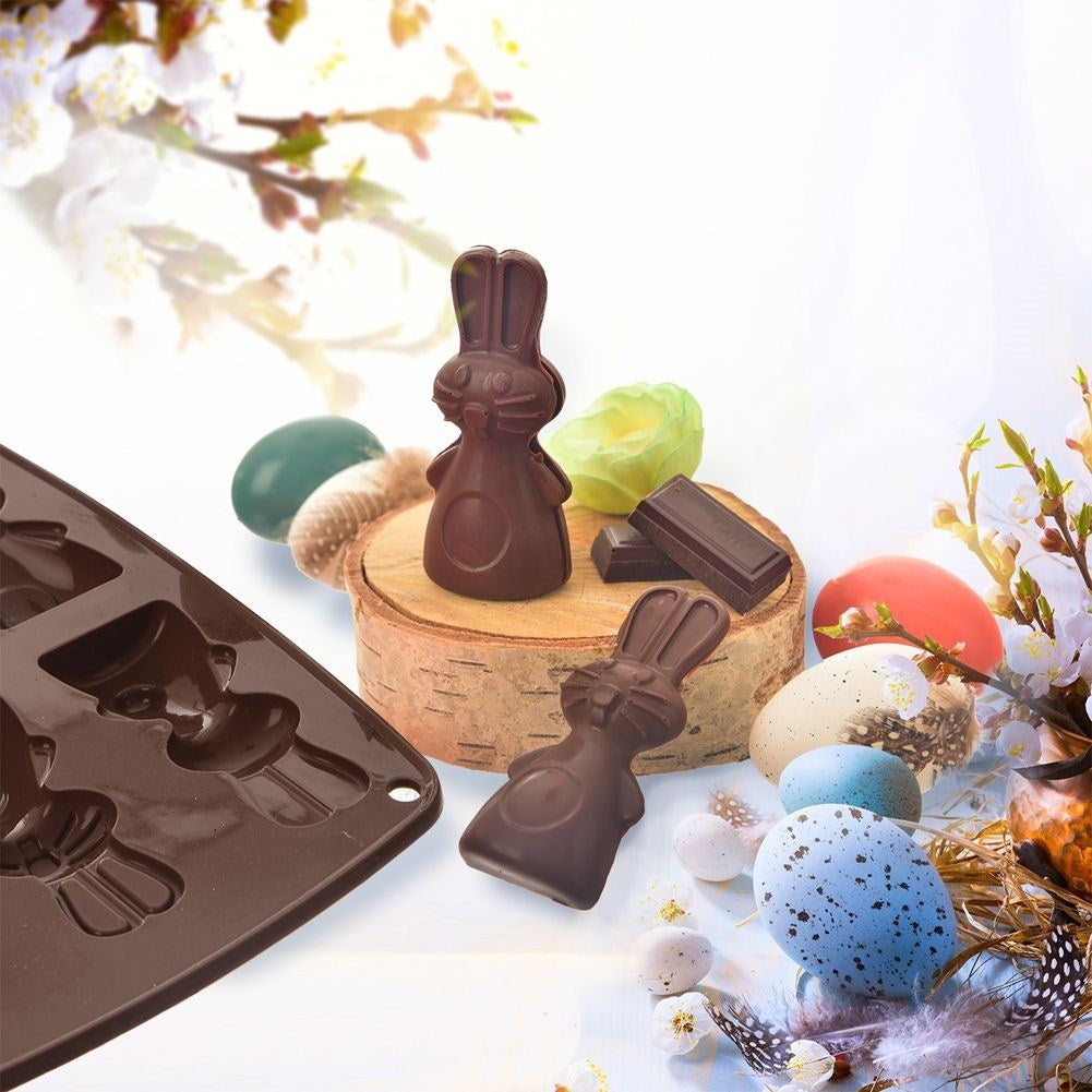 Conejitos de chocolate con decoración de nido de Pascua y un molde.