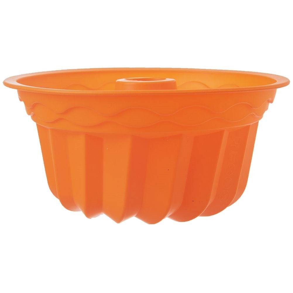 Un molde de silicona naranja para bizcocho con lados acanalados.