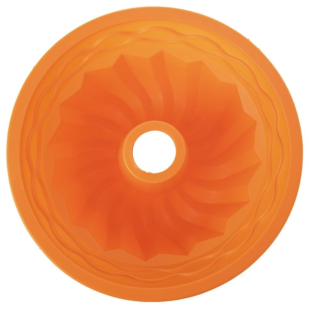 Un molde de silicona naranja para bizcochos con patrón de espiral.