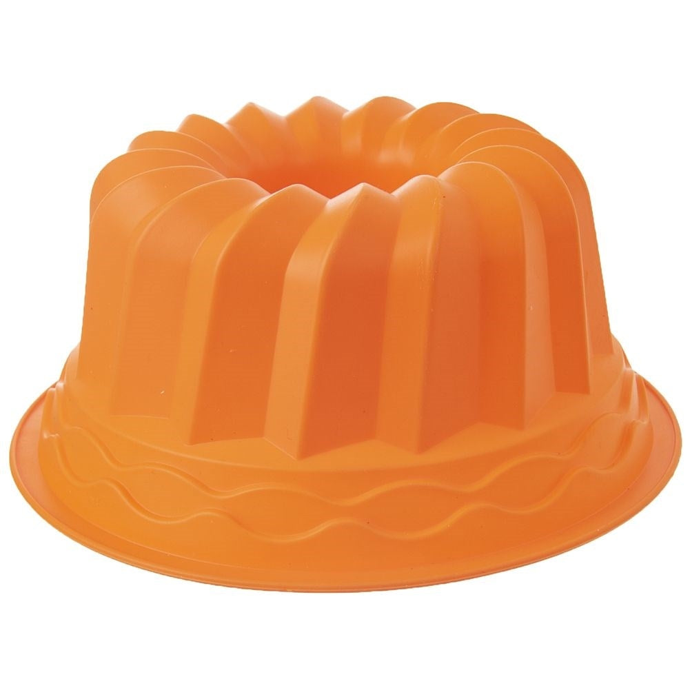 Un molde naranja para pastel con lados acanalados y un patrón ondulado en el borde.