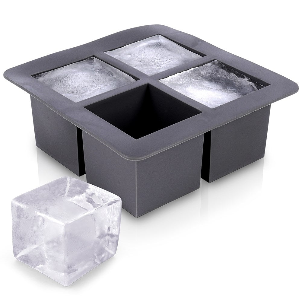 Bandeja gris para cubitos de hielo con cuatro cubitos congelados y uno suelto al lado.
