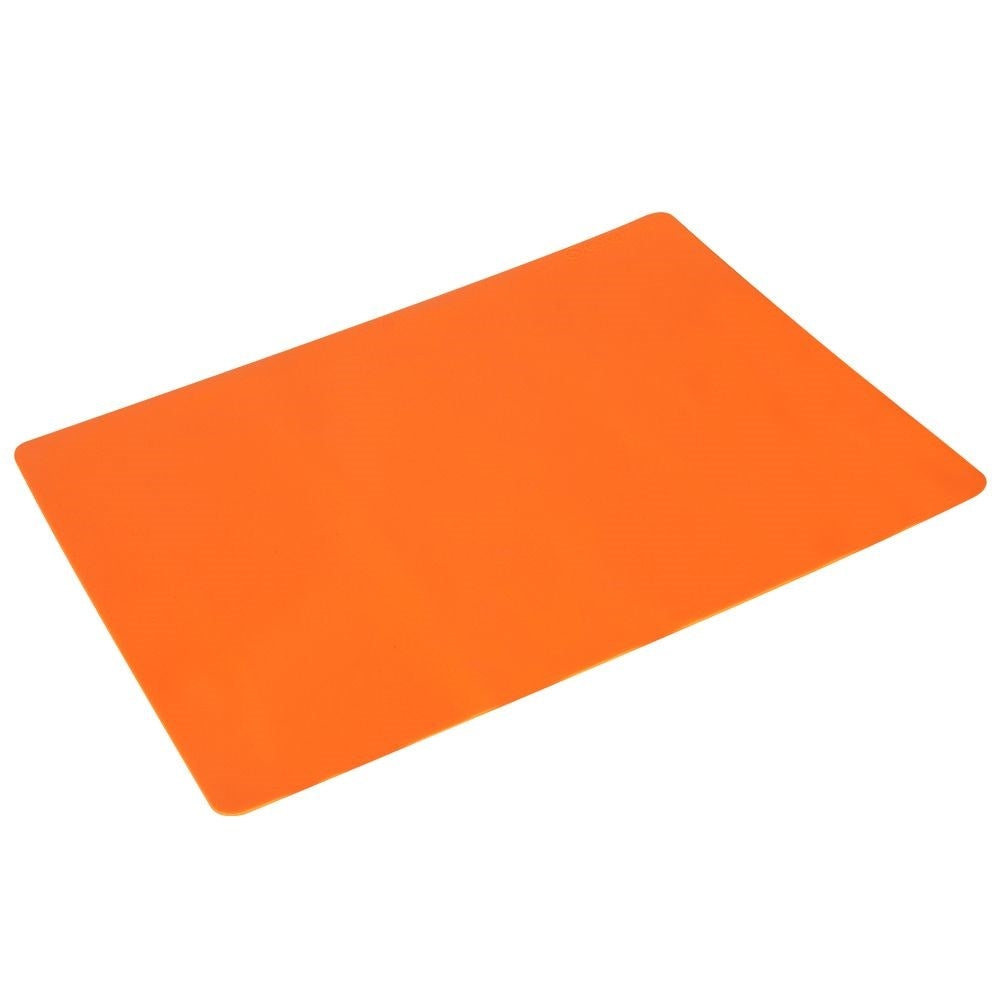 Un mantel individual rectangular naranja brillante sobre fondo blanco.