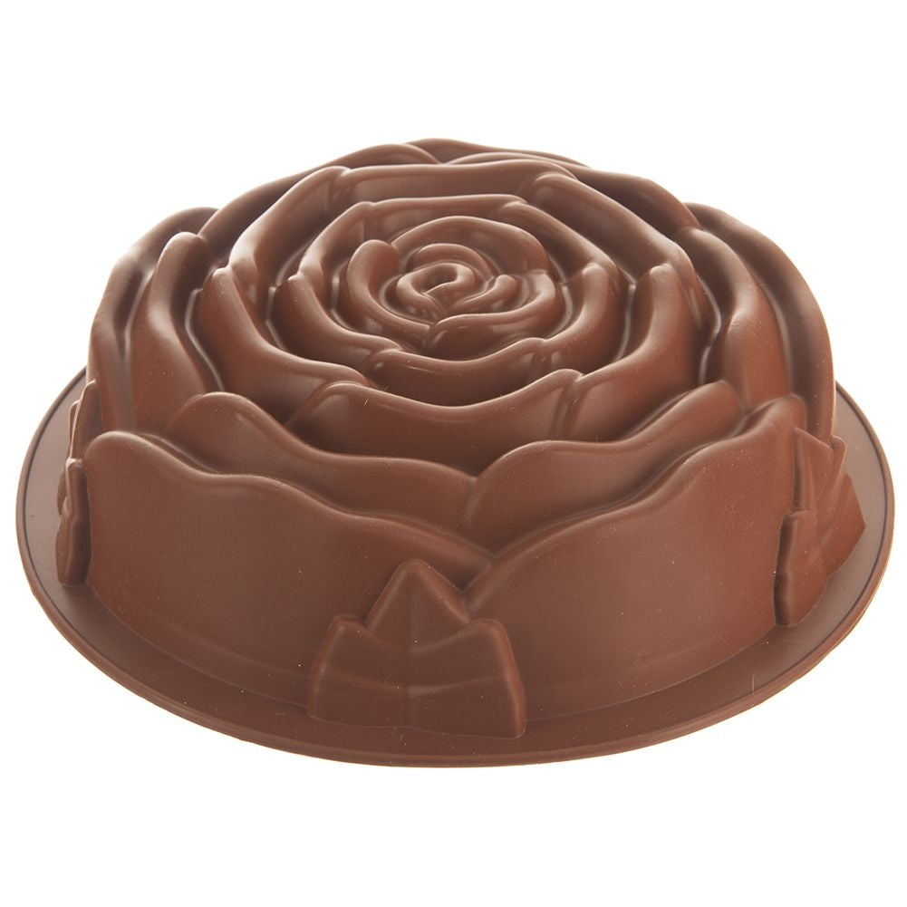 Un molde de silicona marrón con forma de rosa sobre fondo blanco.