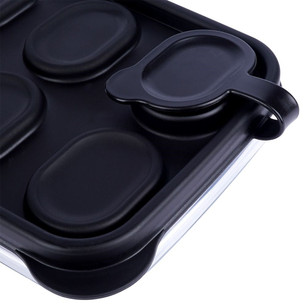 Tapa de contenedor negra con hendiduras ovaladas y un asa.