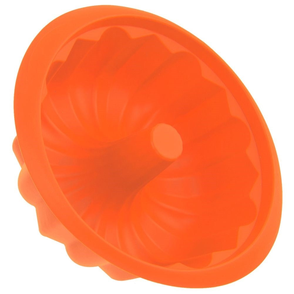 Un molde de silicona naranja vacío con lados acanalados y un agujero central.