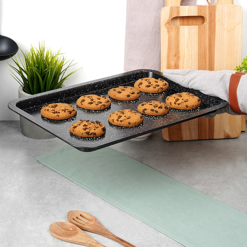 Una bandeja para hornear con ocho galletas con chispas de chocolate.