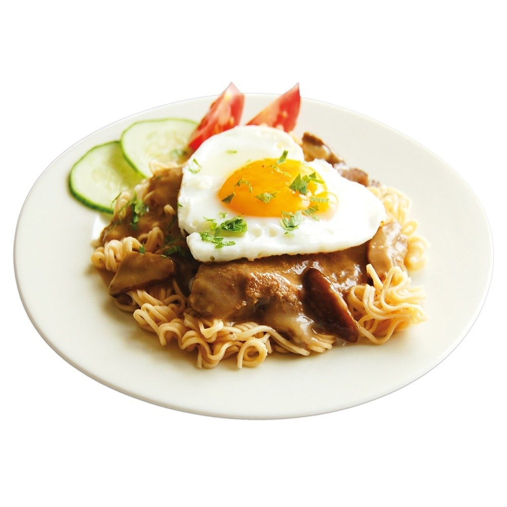 Fideos con carne de champiñón, huevo frito y tomate/pepino.