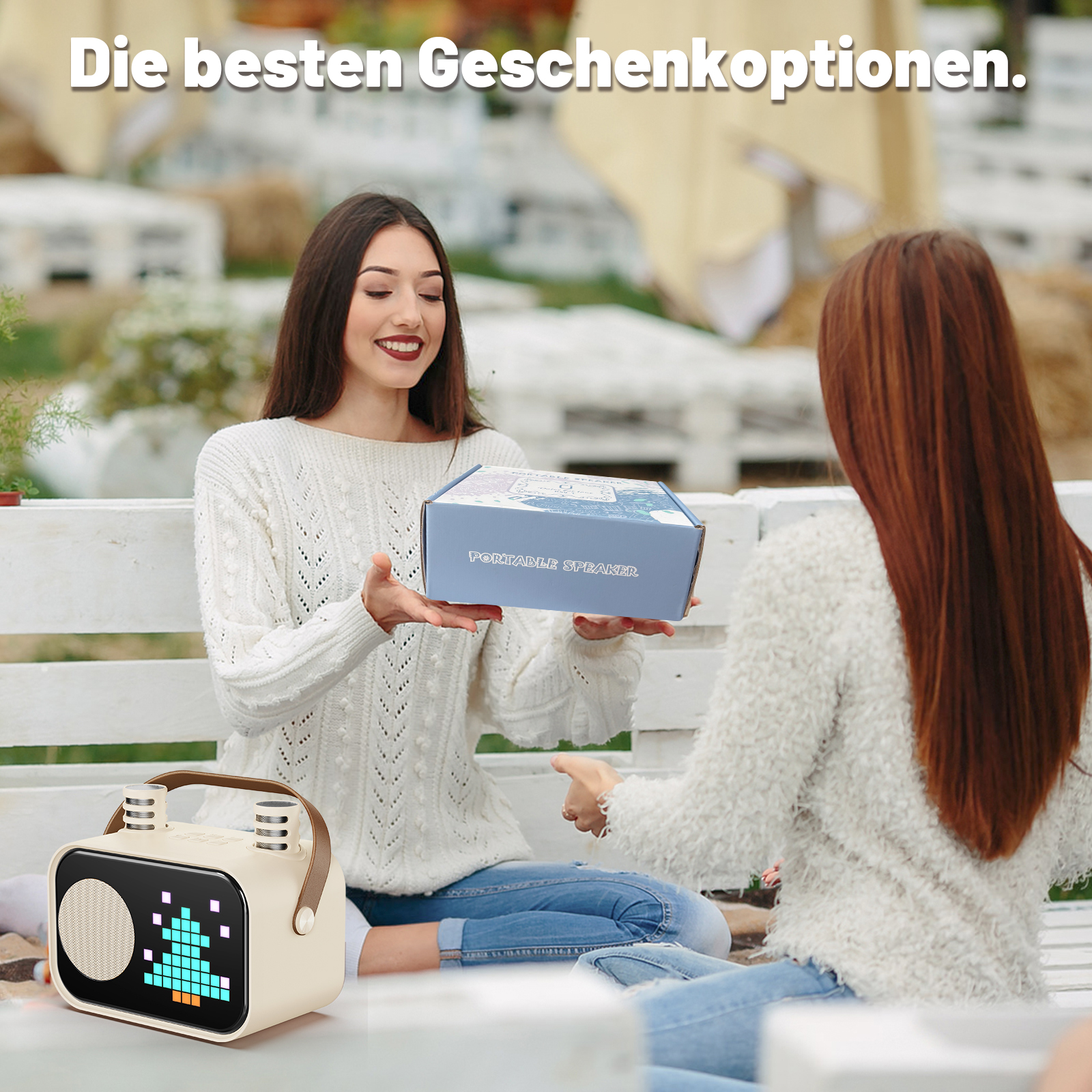 Eine Frau gibt einer anderen eine Geschenkbox mit einem Lautsprecher-Logo.