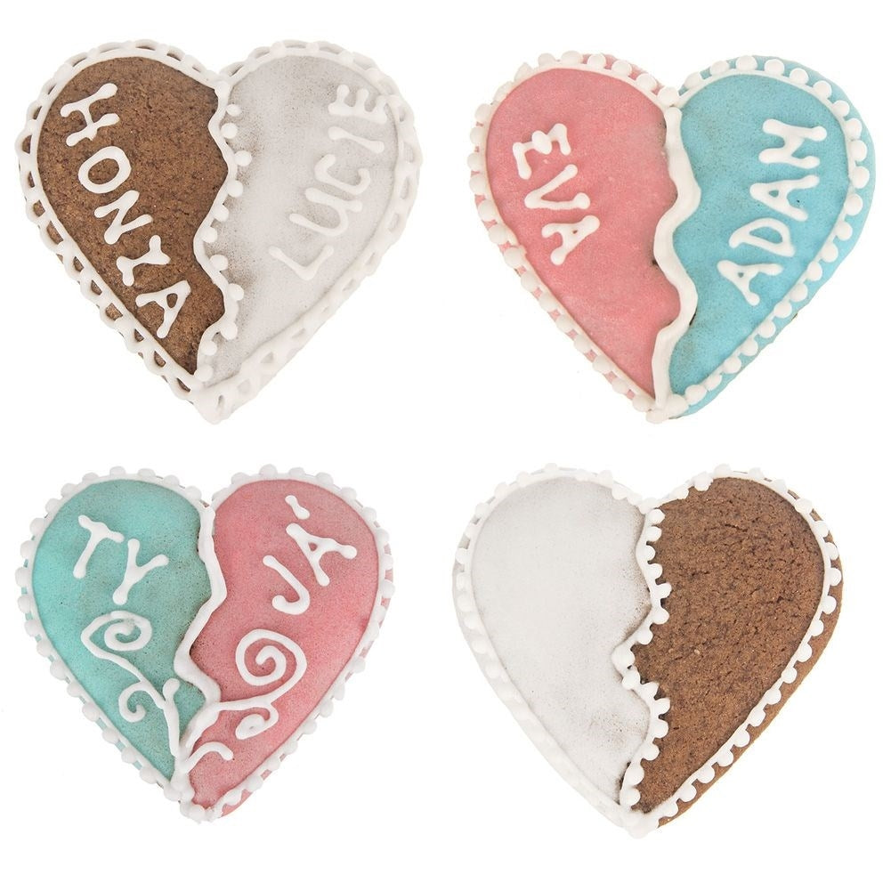 Cuatro galletas en forma de corazón con nombres: Honza/Lucie, Eva/Adam, Ty/Já y una sin etiqueta.