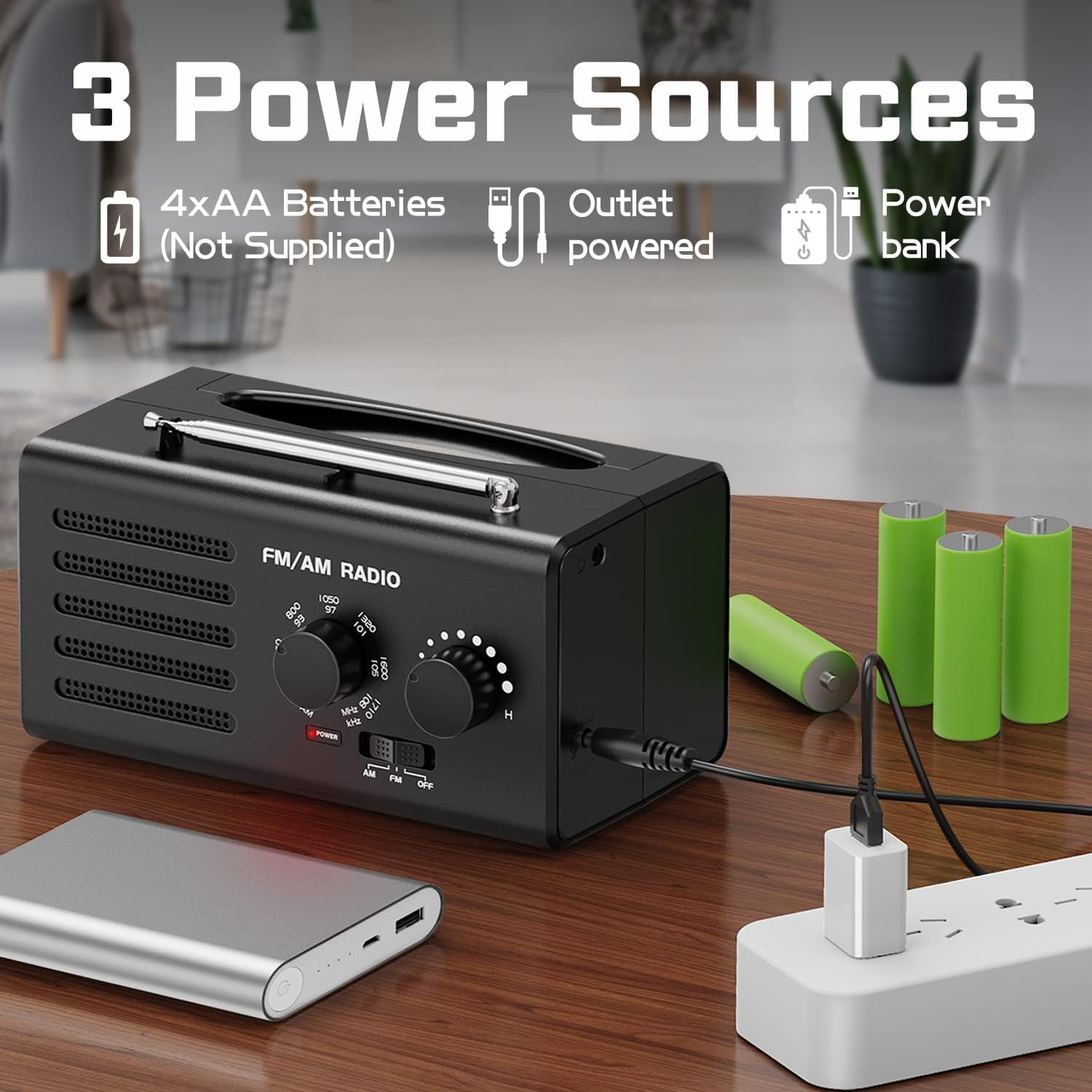 Ein schwarzes FM/AM-Radio mit drei Stromquellen: Batterien, Netzteil und Powerbank.