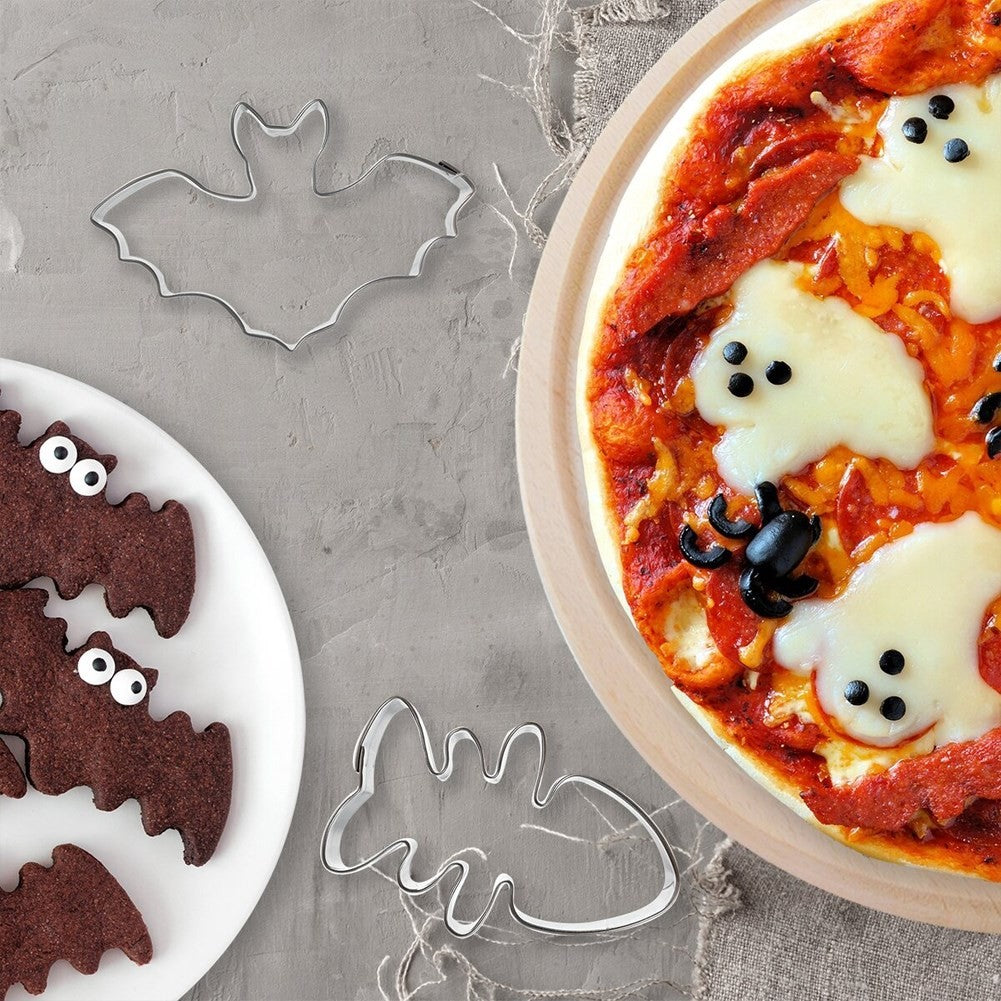 Pizza de Halloween con queso fantasma y cortadores de galletas.