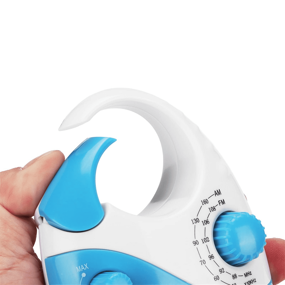 Ein Mann hält ein weißes und blaues Radio mit einem Haken.