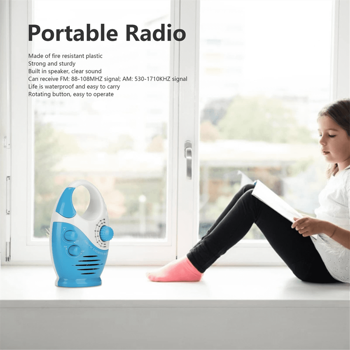 Blau-weißer tragbarer Radio auf einer Fensterbank, neben einem lesenden Mädchen.