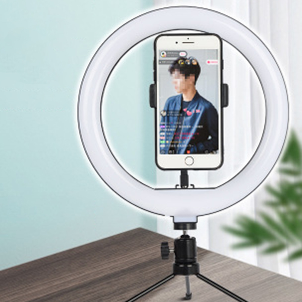 Ringlicht mit Handy, das einen Mann zeigt, auf einem Stativ.