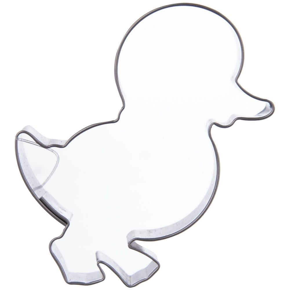 Un cortador de galletas metálico con forma de patito sobre fondo blanco.