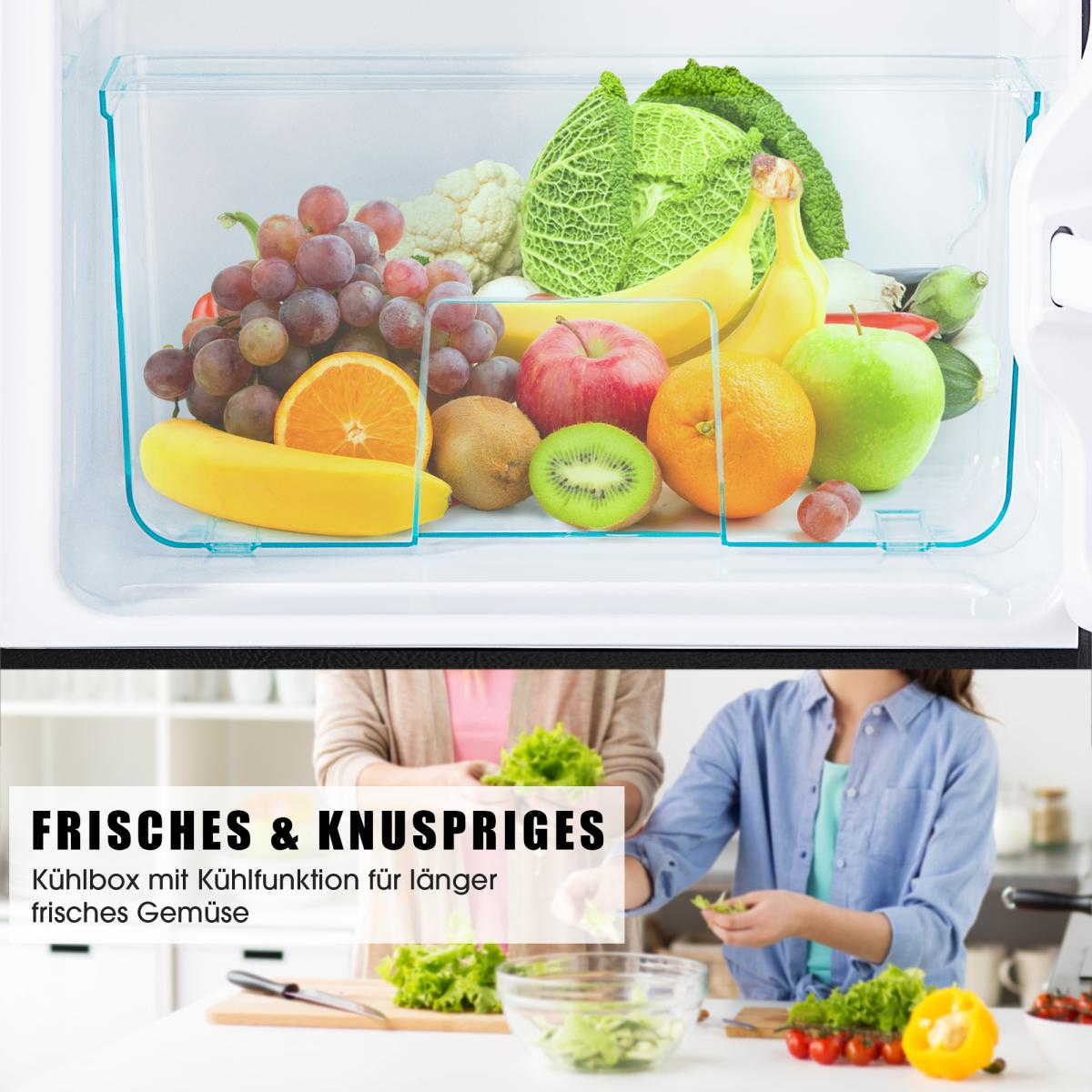 Frisches Obst und Gemüse in einer Kühlschublade und zwei Frauen bereiten Salat zu.