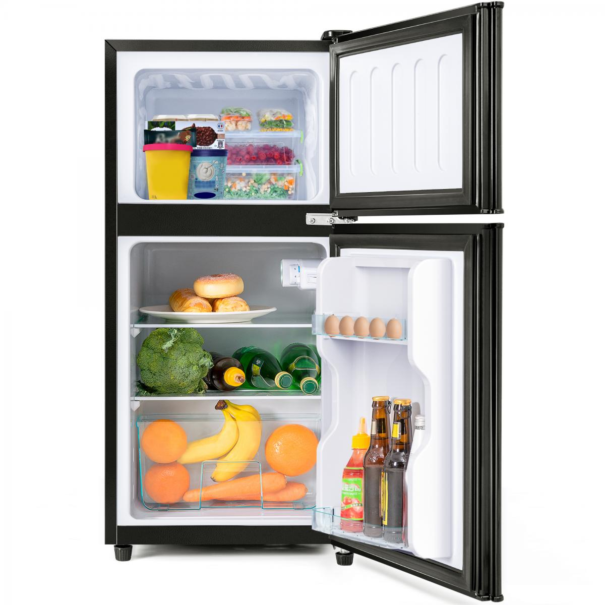 Offener schwarzer Mini-Kühlschrank mit Lebensmitteln: Getränke, Obst, Brokkoli, Eier und Gebäck.