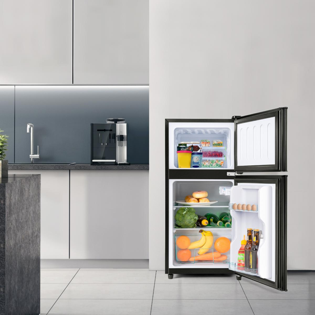 Ein offener Kühlschrank mit Lebensmitteln wie Obst, Gemüse, Eiern und Getränken.