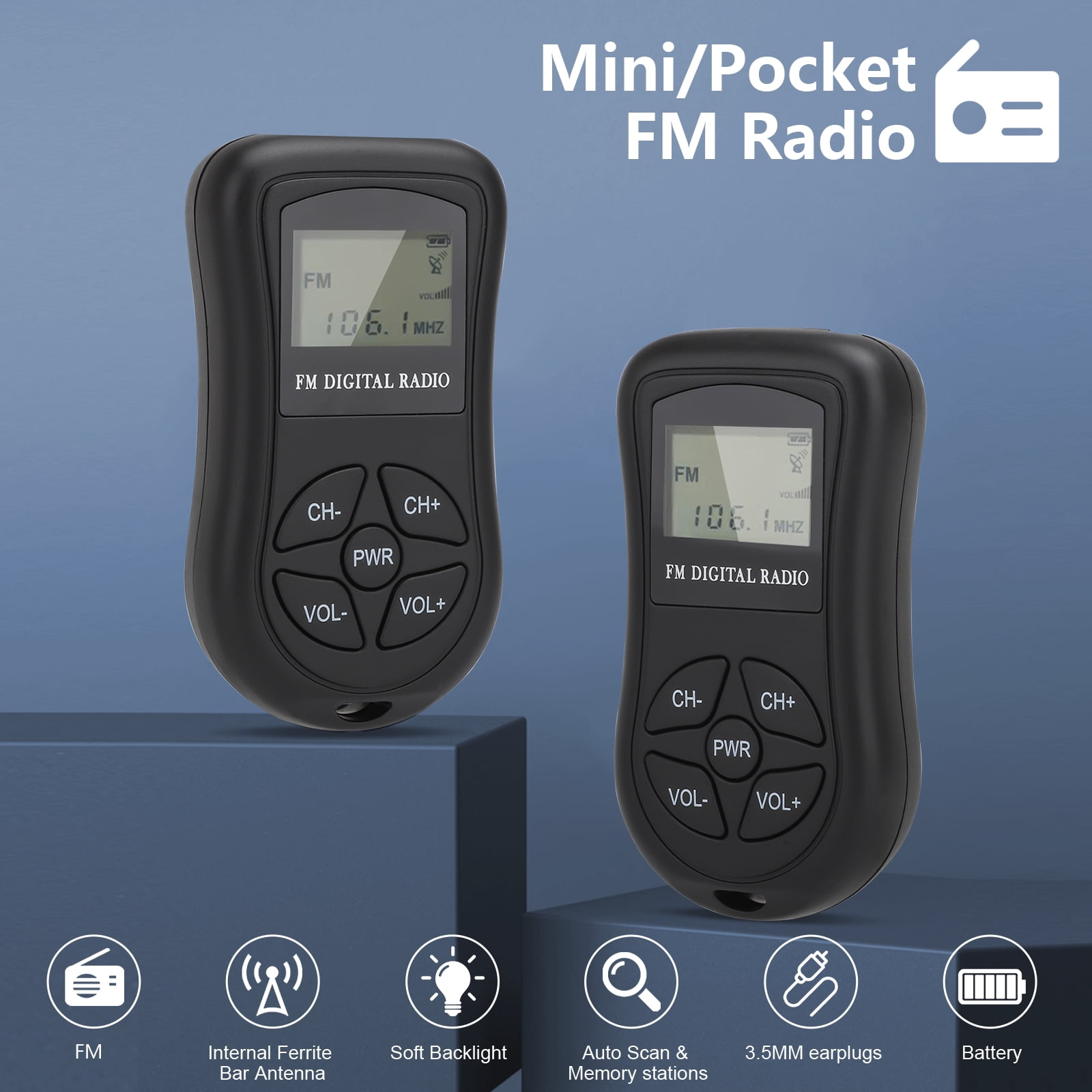 Zwei schwarze Mini-FM-Radios mit Displays und Knöpfen, auf blauen Podesten.