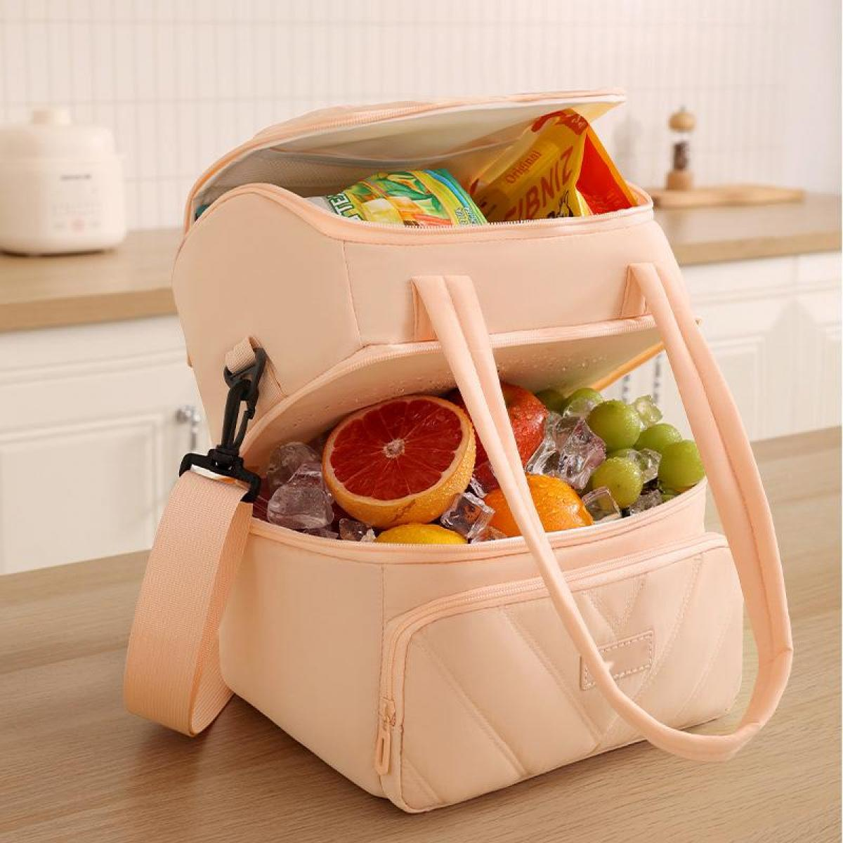 Ein rosafarbener Kühltasche mit Früchten, Eis und Snacks gefüllt.