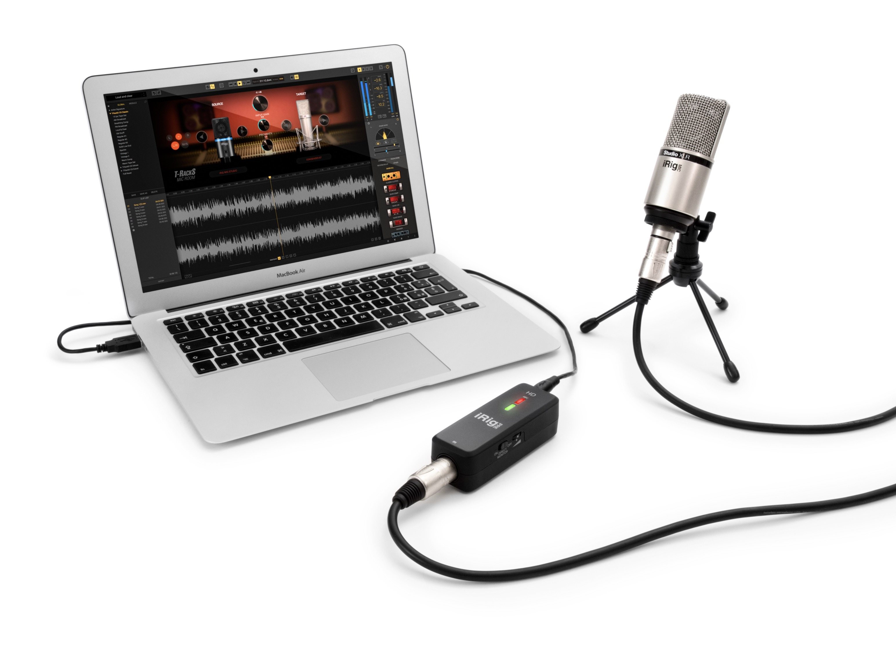 Un laptop, un microfono e un'interfaccia audio su sfondo bianco.