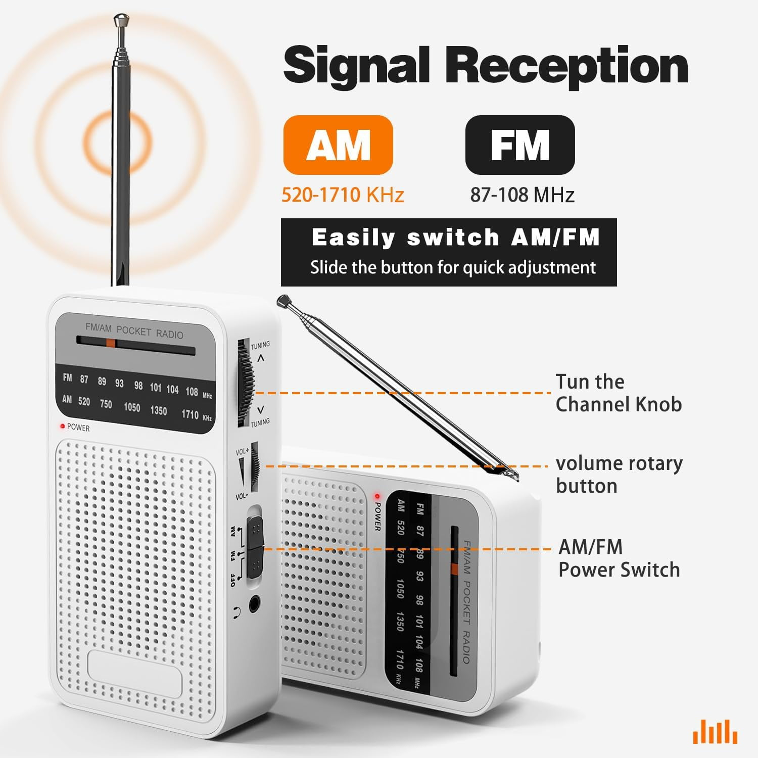 Ein weißes AM/FM-Taschenradio mit ausgefahrenem Antennenstab und Bedienelementen.