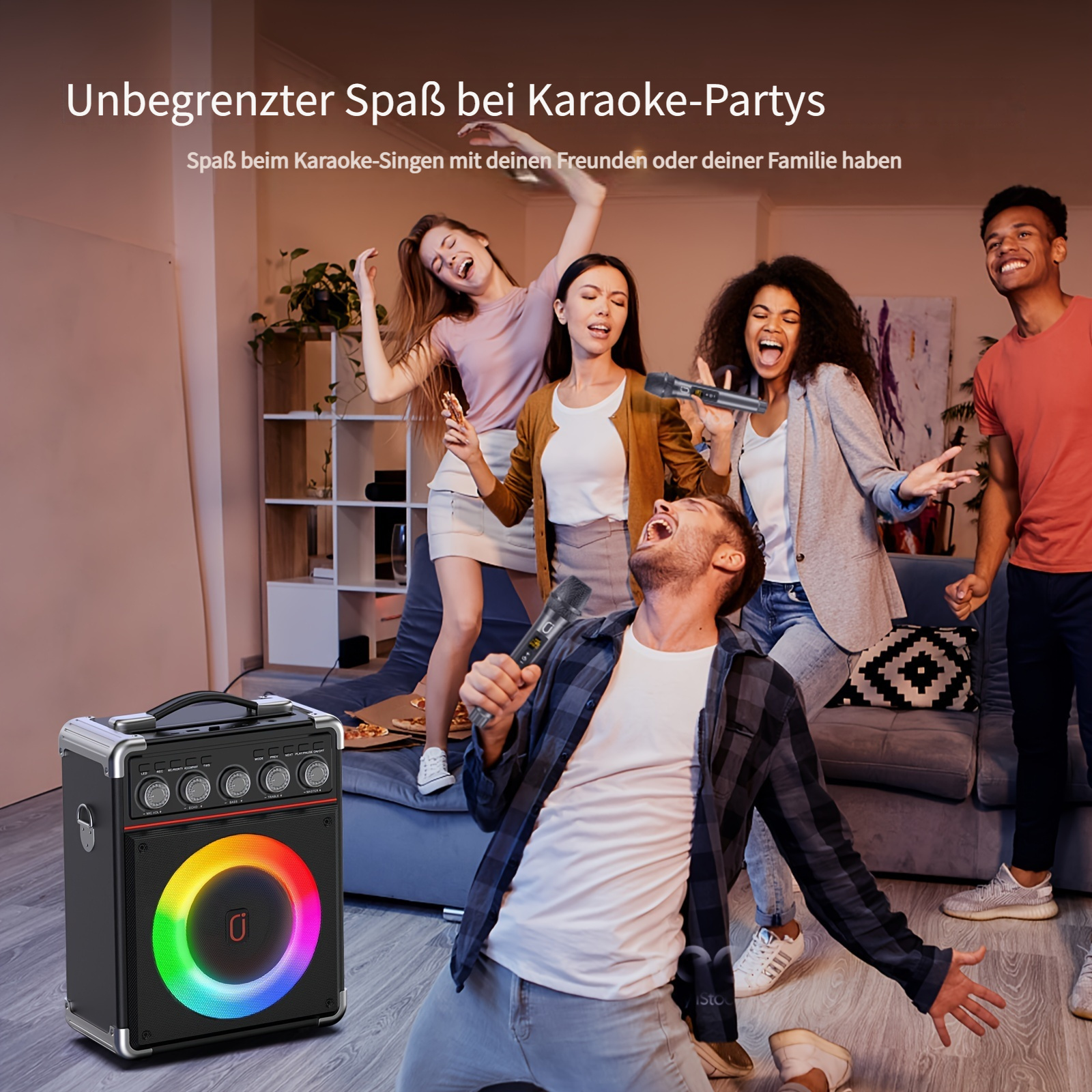 Freunde singen mit Mikrofonen und einer bunten Karaoke-Box im Wohnzimmer.