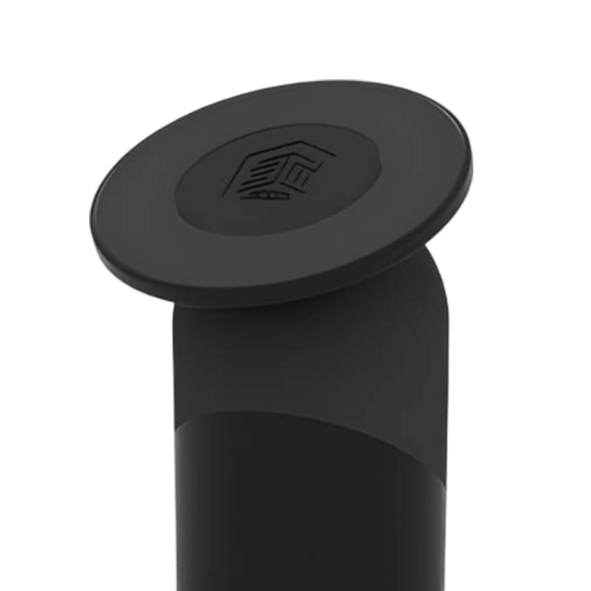 Ein schwarzer, runder Magnetadapter mit einem Hauslogo.