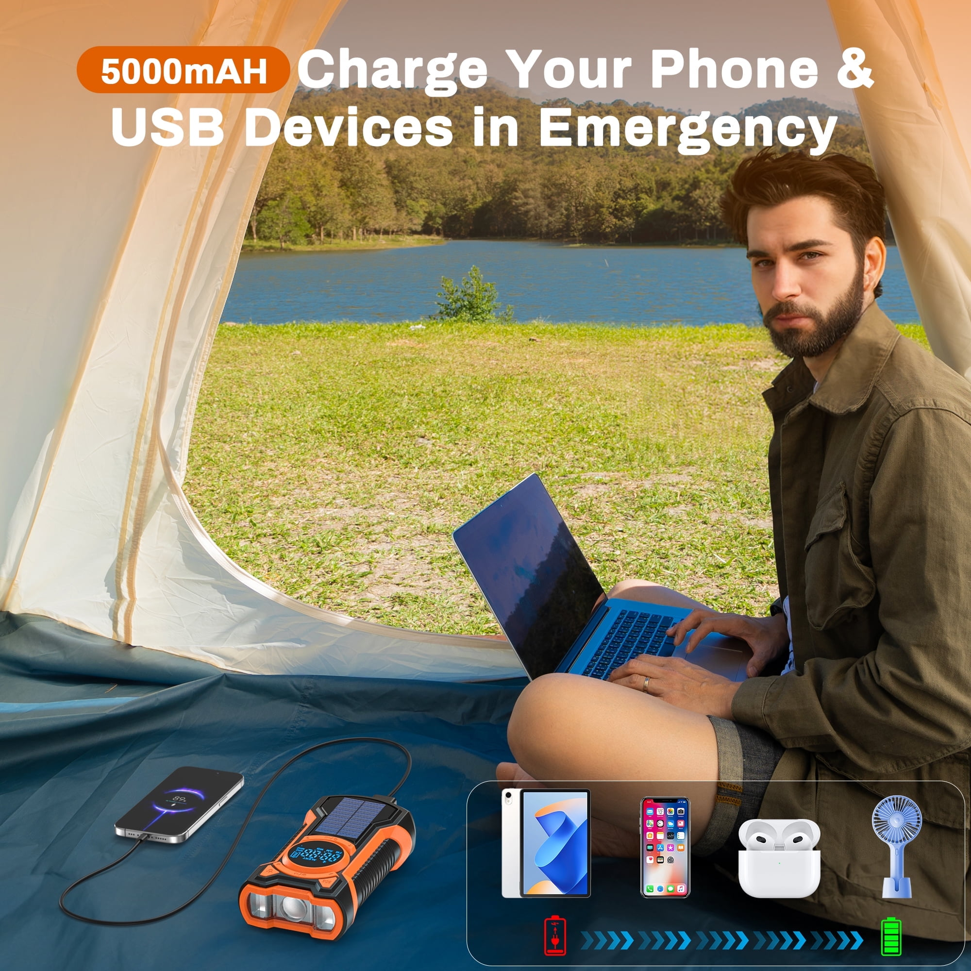 Mann im Zelt lädt Handy, Arbeit am Laptop, Powerbank und Geräte daneben.