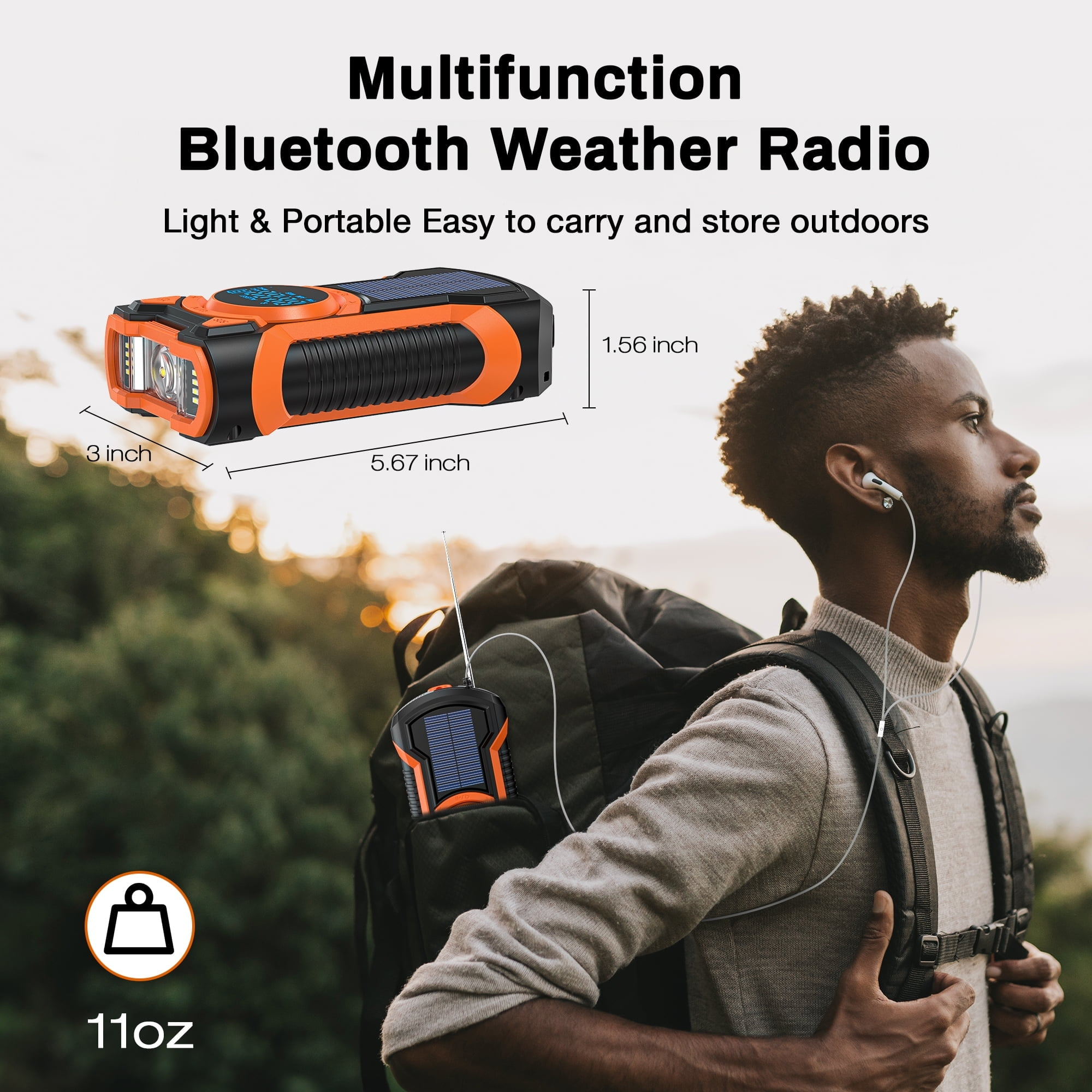 Ein Mann mit Rucksack und Kopfhörern zeigt ein orangefarbenes Multifunktionsradio.