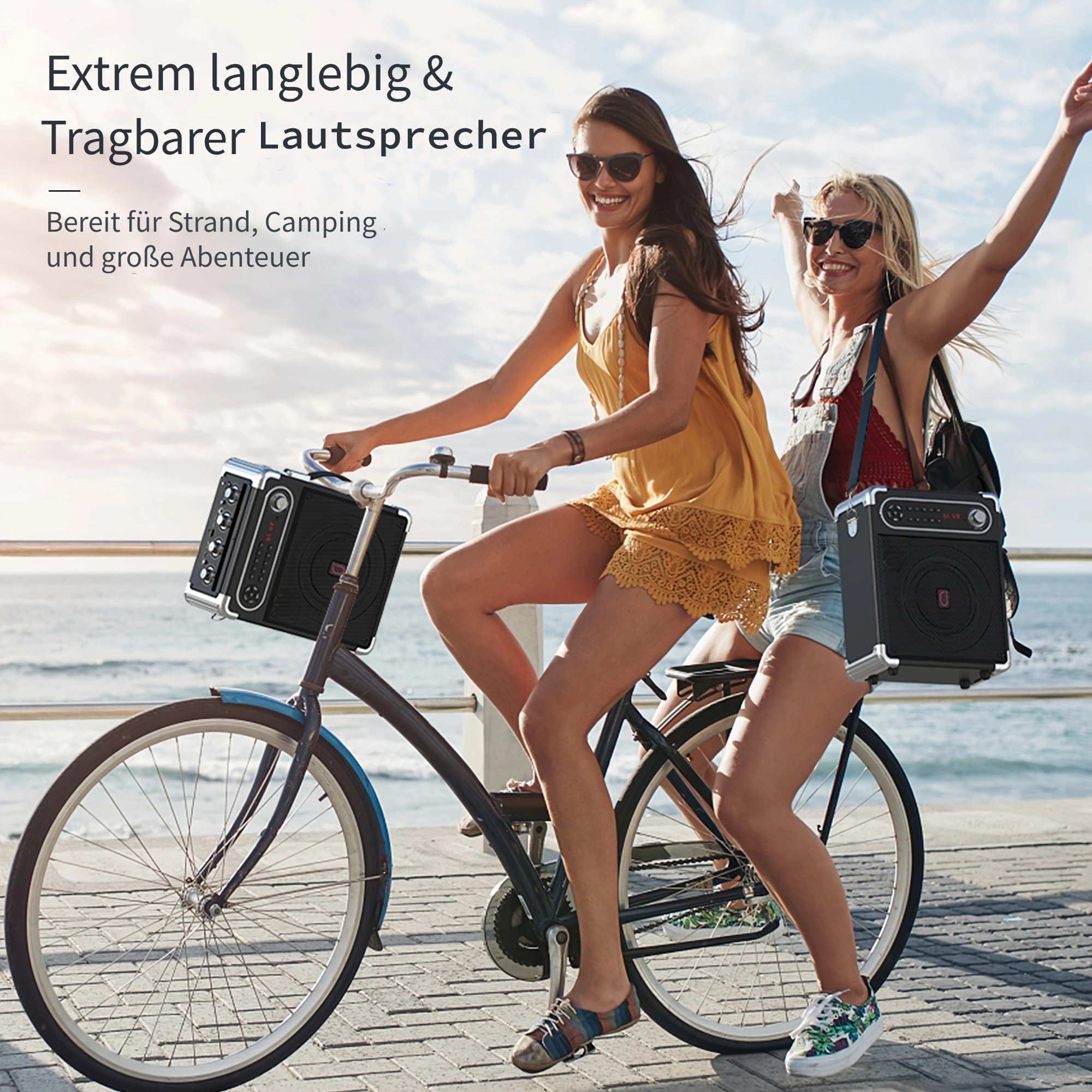 Zwei Frauen auf einem Fahrrad mit Lautsprechern am Strand.