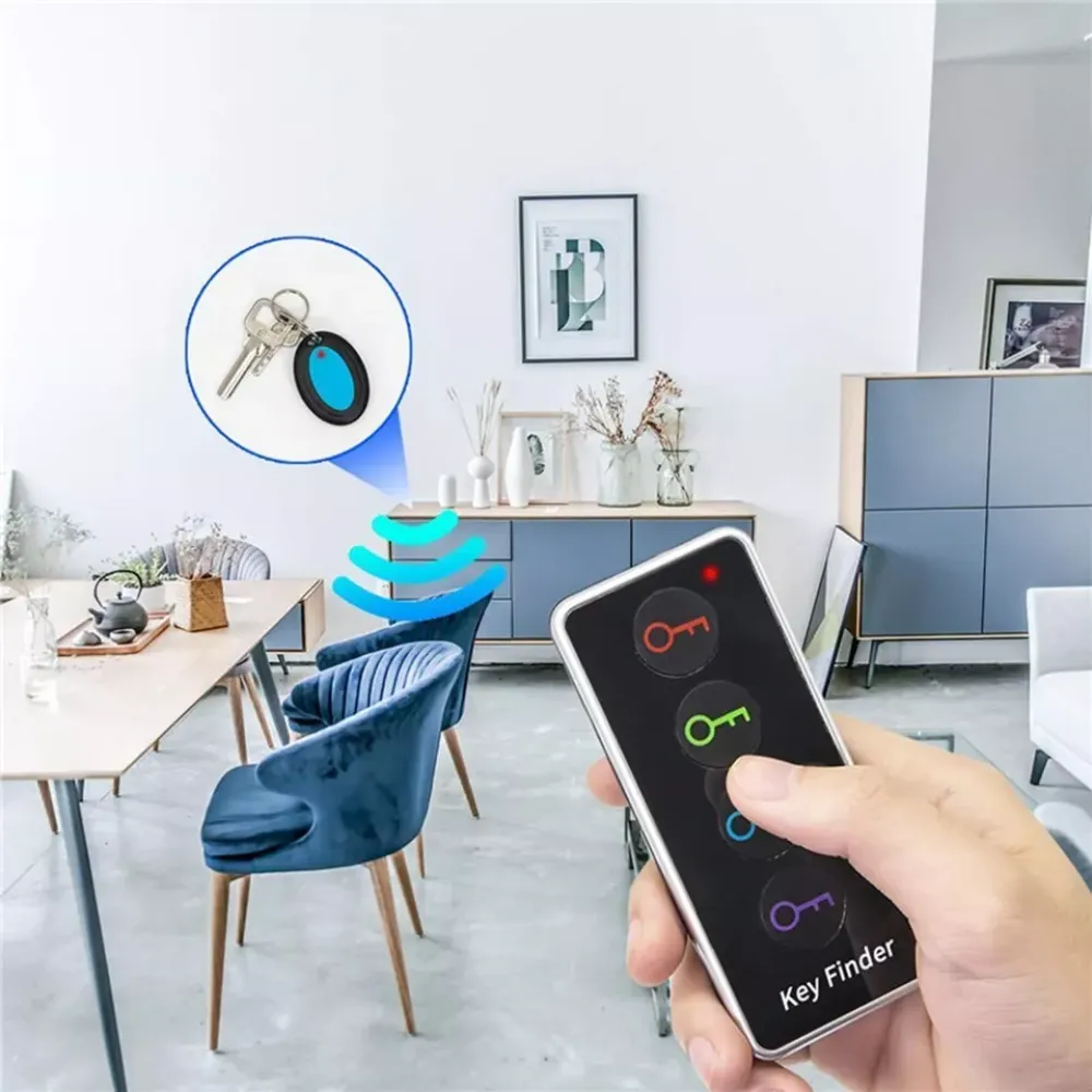 Ein Schlüsselanhänger mit blauem Anhänger wird von einem Key Finder-Gerät geortet.